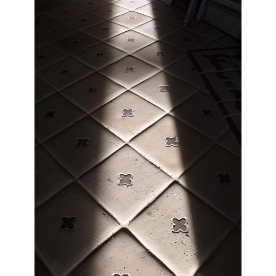 NM folyoso kek feher cementlap csempe muko belteri burkolat terrazzo regies antikolt mediterran klasszikus falburkolat disz csempe provansz.JPG